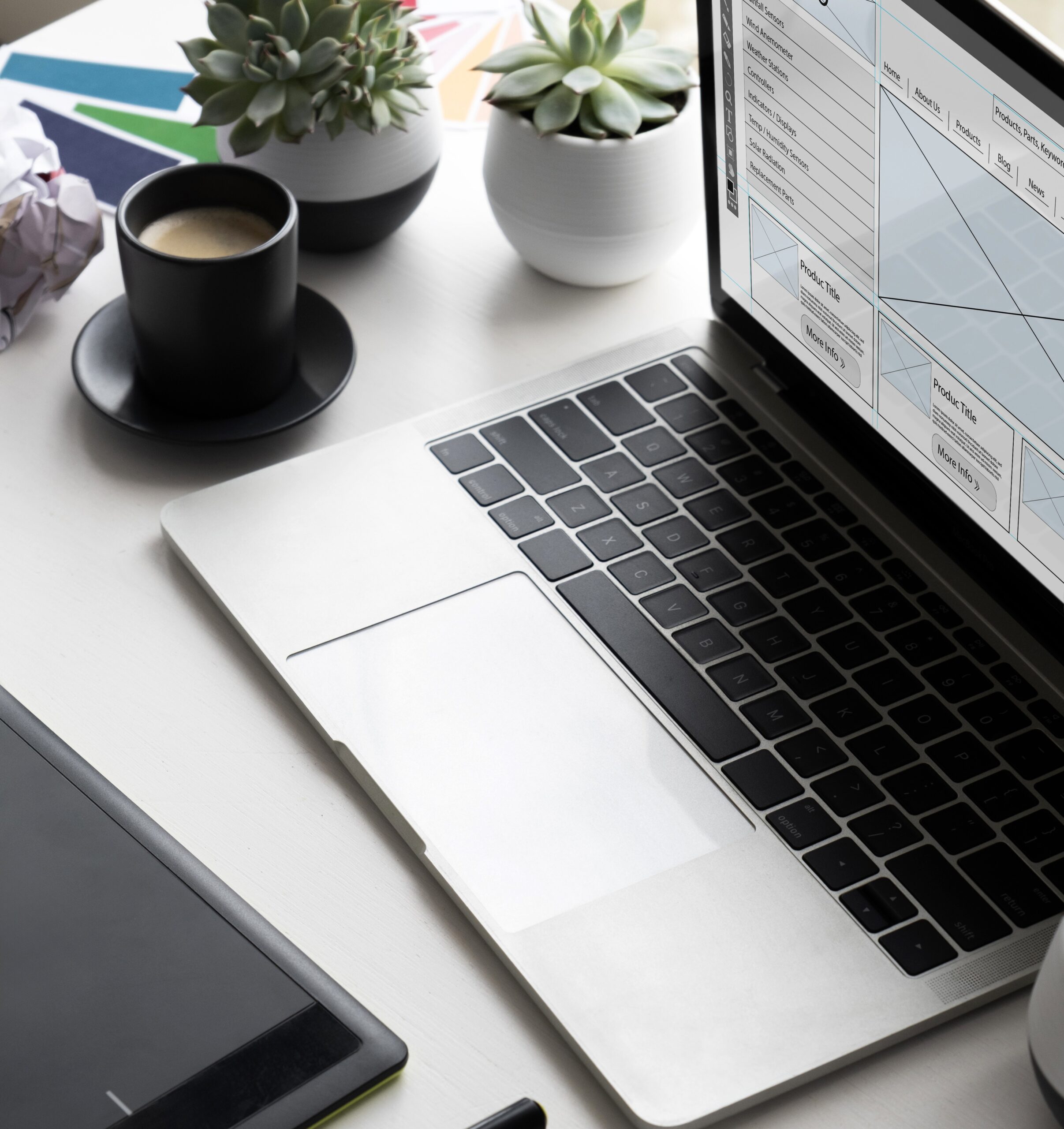 Strona internetowa i platforma online na laptopie